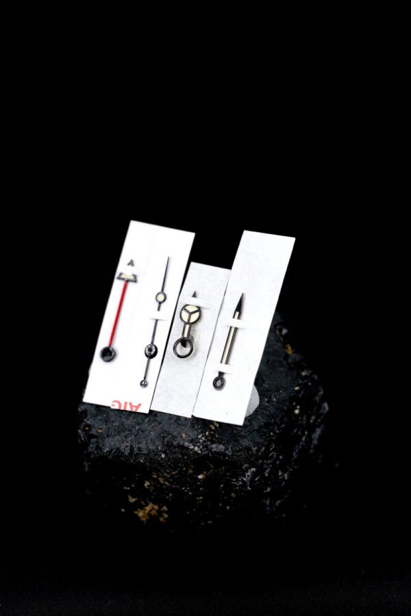 DSC05370_ergebnis_bd291a04-0931-4394-be0b-2da6a7eedfc7_990x Rolex NOS Handset for Explorer 16570 Patina